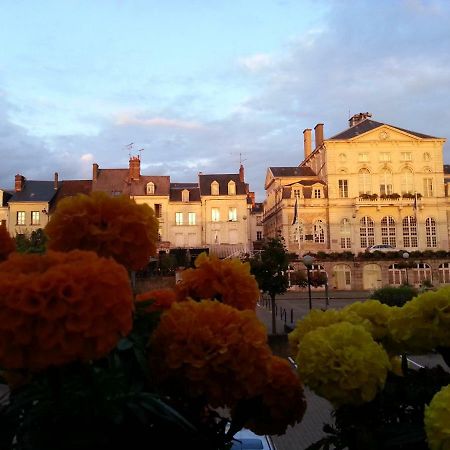 Hotel Au Lion D'Or Nogent-le-Rotrou Exteriör bild