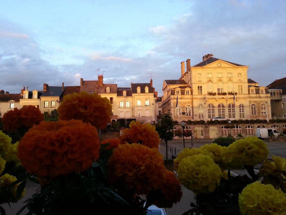 Hotel Au Lion D'Or Nogent-le-Rotrou Exteriör bild